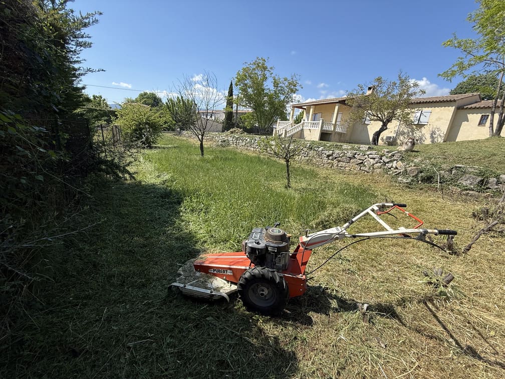 Débroussaillage à Roquefort-les-Pins